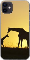 Geschikt voor iPhone 12 mini hoesje - Giraffe - Silhouet - Kalf - Siliconen Telefoonhoesje