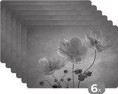 Placemat - Placemats kunststof - Stilleven - Zwart - Wit - Bloemen - 45x30 cm - 6 stuks - Hittebestendig - Anti-Slip - Onderlegger - Afneembaar
