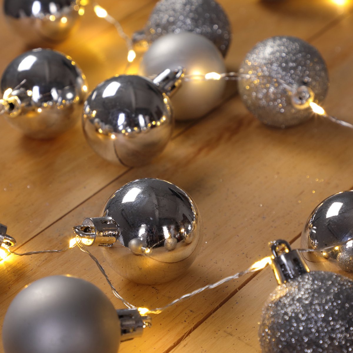 Casaria Kerstverlichting 40 LED´s Incl. Kerstballen - 2 m Mat Zilver