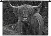 Wandkleed - Wanddoek - Een etende Schotse hooglander koe - zwart wit - 60x45 cm - Wandtapijt