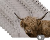 Placemat - Placemats kunststof - Schotse hooglander - Marmer - Dieren - 45x30 cm - 6 stuks - Hittebestendig - Anti-Slip - Onderlegger - Afneembaar