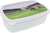 Broodtrommel Wit - Lunchbox - Brooddoos - Een illustratie van spelers die voetballen in een stadion - Jongetje - Meisjes - Kinderen - 18x12x6 cm - Volwassenen