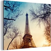 Wanddecoratie Metaal - Aluminium Schilderij Industrieel - De Eiffeltoren in combinatie met kale herfsttakken en een laagstaande zon - 160x120 cm - Dibond - Foto op aluminium - Industriële muurdecoratie - Voor de woonkamer/slaapkamer