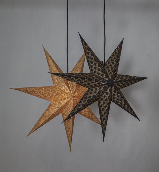 Deux étoiles de Noël en papier, une dorée et une noire avec des détails dorés, suspendues.