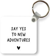 Sleutelhanger - Uitdeelcadeautjes - Engelse quote Say yes to new adventures met een hartje op een witte achtergrond - Plastic