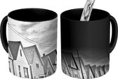 Magische Mok - Foto op Warmte Mok - Rijtjeshuizen in verschillende kleuren - zwart wit - 350 ML