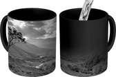 Magische Mok - Foto op Warmte Mok - De enorm steile bergen van de Schotse Hooglanden - zwart wit - 350 ML
