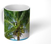 Mok - Palmbomen en het parelwitte strand in Glover’s Reef - 350 ML - Beker