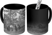 Magische Mok - Foto op Warmte Mok - kudde Quarter paarden - zwart wit - 350 ML