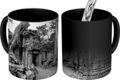 Magische Mok - Foto op Warmte Mok - Begroeide Ta Prohm tempel - zwart wit - 350 ML