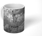 Mok - Vrijheidsbeeld in New York op een bewolkte dag in zwart-wit - 350 ML - Beker