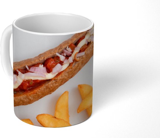 Mok - Koffiemok - Zalige frikandel speciaal met patat op een wit bord - Mokken - 350 ML - Beker - Koffiemokken - Theemok