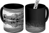 Magische Mok - Foto op Warmte Mok - Weerspiegeling in het water bij de Alpen - zwart wit - 350 ML