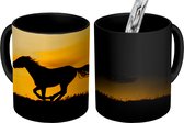 Magische Mok - Foto op Warmte Mok - Wild mustang galopperend in de zonsondergang. - 350 ML