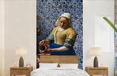 Behang - Fotobehang Melkmeisje - Delfts Blauw - Vermeer - Schilderij - Oude meesters - Breedte 120 cm x hoogte 240 cm
