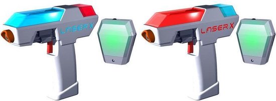 Twee Laser X Revolution blasters: een blauwe met groen vest en een rode met geel vest. Beide met witte behuizing.