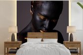 Papier peint Papier peint photo en vinyle - Femme sombre avec maquillage doré largeur 260 cm x hauteur 260 cm - Tirage photo sur papier peint (disponible en 7 tailles)