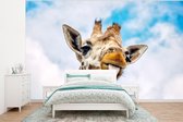 Behang - Fotobehang Giraffe - Grappig - Tong - Kinderen - Jongens - Meisjes - Kind - Breedte 320 cm x hoogte 240 cm
