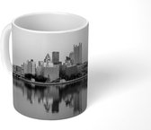 Mok - De stadshorizon van Pittsburgh met weerspiegeling in het water bij de VS - zwart wit - 350 ML - Beker