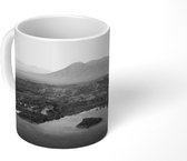 Mok - De heldere Java zee voor het Nationaal Park Baluran in Indonesië - zwart wit - 350 ML - Beker