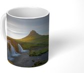 Mok - Zonnestralen achter de IJslandse Kirkjufell-watervallen in Snaefellsnes - 350 ML - Beker