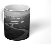 Mok - Bovenaanzicht van een berglandschapt - zwart wit - 350 ML - Beker