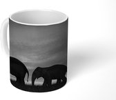 Mok - Silhouette lopende olifanten - zwart wit - 350 ML - Beker