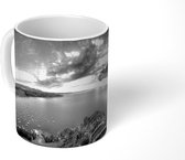 Mok - Gele en paarse wolken in de buurt van Copacabana - zwart wit - 350 ML - Beker