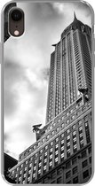 Geschikt voor iPhone XR hoesje - Chrysler Gebouw in New York vanaf de onderkant gemaakt in zwart-wit - Siliconen Telefoonhoesje