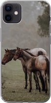 Geschikt voor iPhone 12 mini hoesje - Paarden - Natuur - Mist - Siliconen Telefoonhoesje