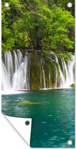 Tuinposter De groene natuur boven de watervallen in het Thaise nationaal park Erawan - 30x60 cm - Tuindoek - Buitenposter