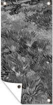 Schuttingposter Grasveld met bloemen en vlinders - Vincent van Gogh - Zwart - Wit - 100x200 cm - Tuindoek