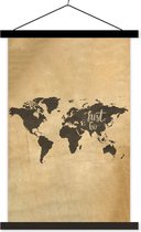 Wanddecoratie - Wereldkaart - Quote - Beige - Schoolplaat - 60x90 cm - Textielposter - Textiel poster