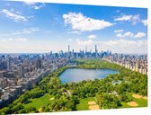Groene strook van Central Park en de skyline van New York - Foto op Dibond - 90 x 60 cm