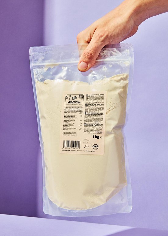 Een doorzichtige zak met haverpoeder, met etiket, in een hand.
