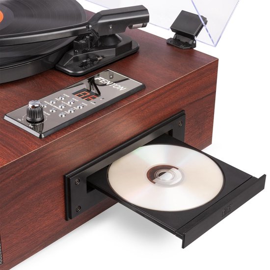Houten platenspeler met een uitgeschoven CD-lade met CD.