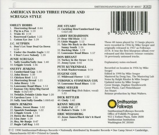 Achterkant van de "American Banjo Three-Finger and Scruggs Style" CD. Toont een tracklist met banjoartiesten en nummers. Bevat ook productinformatie.