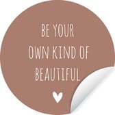 WallCircle - Muurstickers - Behangcirkel - Engelse quote "Be your own kind of beautiful" met een hartje tegen een bruine achtergrond - ⌀ 140 cm - Muurcirkel - Zelfklevend - Ronde Behangsticker