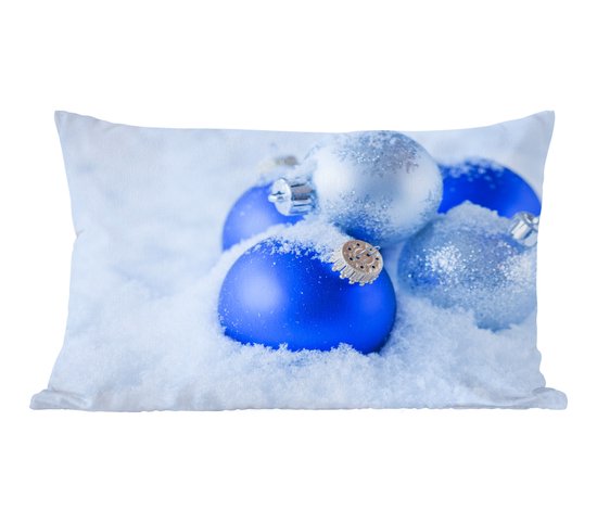 Sierkussens - Kussentjes Woonkamer - 50x30 cm - Een set blauwe en zilveren kerstballen bevinden zich in de sneeuw - Kerstversiering - Kerstdecoratie voor binnen - Woonkamer