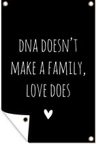 Posters de jardin hors citation anglaise DNA ne fait pas une famille, l'amour le fait avec un coeur fond noir - 60x90 cm - Toile de jardin
