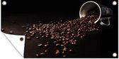 Tuinposter Koffiebonen gemorst op een donkere tafel uit een kopje - 60x30 cm - Tuindoek - Buitenposter