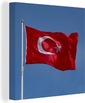 Canvas Schilderij Een Turkse vlag in de blauwe lucht - 20x20 cm - Wanddecoratie