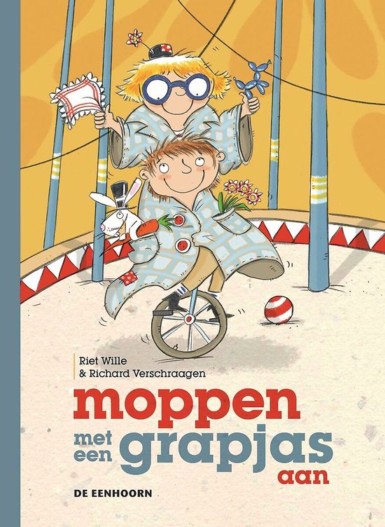 Een vrolijke illustratie van twee clowns met een konijn op een fiets. Bovenop zit een vrouw met een vlaggetje en bloemen, onderaan een man met een wortel. Tekst: 'moppen met een grapjas aan'