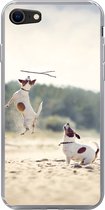 Geschikt voor iPhone SE 2020 hoesje - Hond - Tak - Zand - Siliconen Telefoonhoesje