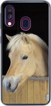 Geschikt voor Samsung Galaxy A40 hoesje - Fjord paard in een houten stal - Siliconen Telefoonhoesje