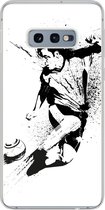 Geschikt voor Samsung Galaxy S10e hoesje - Een illustratie van een persoon die een voetbal richting doel schiet - Jongens - Jongetje - Kind - Siliconen Telefoonhoesje
