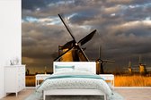 Papier peint photo en vinyle - Nuages sombres sur les moulins à vent de Kinderdijk aux Pays-Bas largeur 390 cm x hauteur 260 cm - Tirage photo sur papier peint (disponible en 7 tailles)