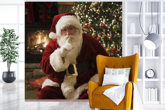 Papier peint Papier peint photo en vinyle - Père Noël avec un sapin de Noël coloré en arrière-plan, largeur 300 cm x hauteur 300 cm - Tirage photo sur papier peint (disponible en 7 tailles)