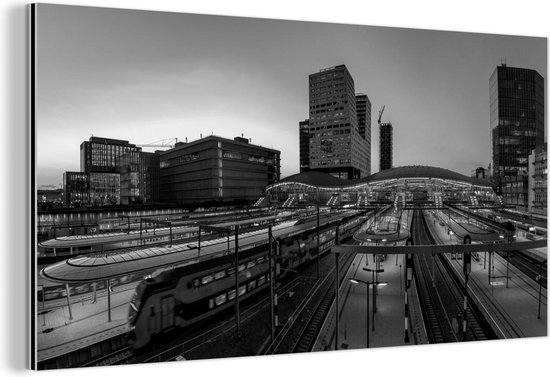 Wanddecoratie Metaal - Aluminium Schilderij Industrieel - Het Centraal Station van Utrecht - zwart wit - 160x80 cm - Dibond - Foto op aluminium - Industriële muurdecoratie - Voor de woonkamer/slaapkamer