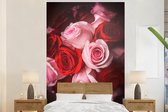 Behang - Fotobehang Een close-up van een boeket van roze en rode rozen - Breedte 170 cm x hoogte 260 cm
